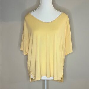 Relaxed V-Neck Short Sleeve Top in Pale Yellow